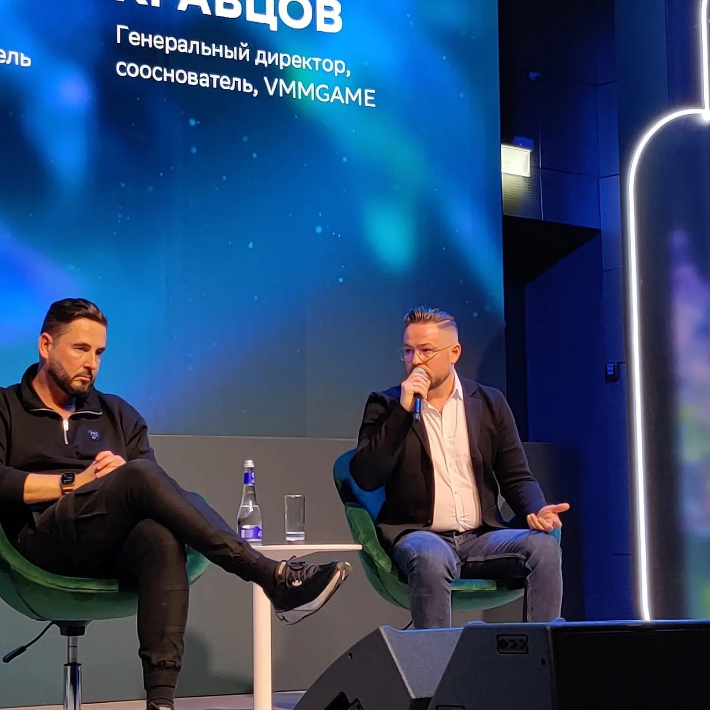 Выступление Алексея с микрофоном на сцене Сбер Бизнес Fest, на экране роль сооснователя VMMGAME